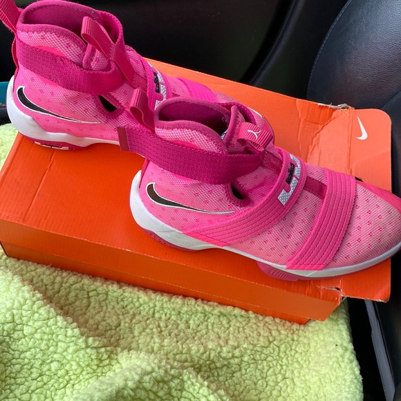 COPY - Lebron soldier 10’s “THINK PINK” - Picture 1 of 6
